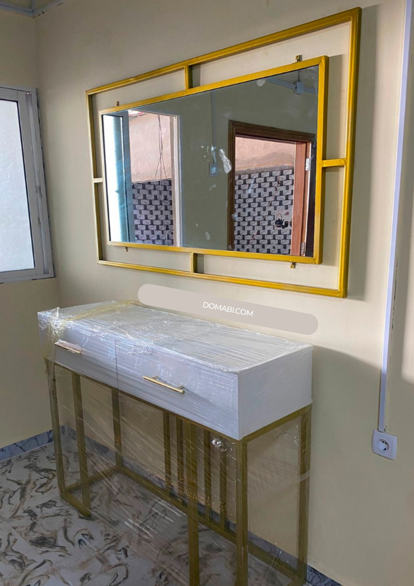 Espelho Dourado com Prateleira – Elegância e Funcionalidade no Seu Espaço!