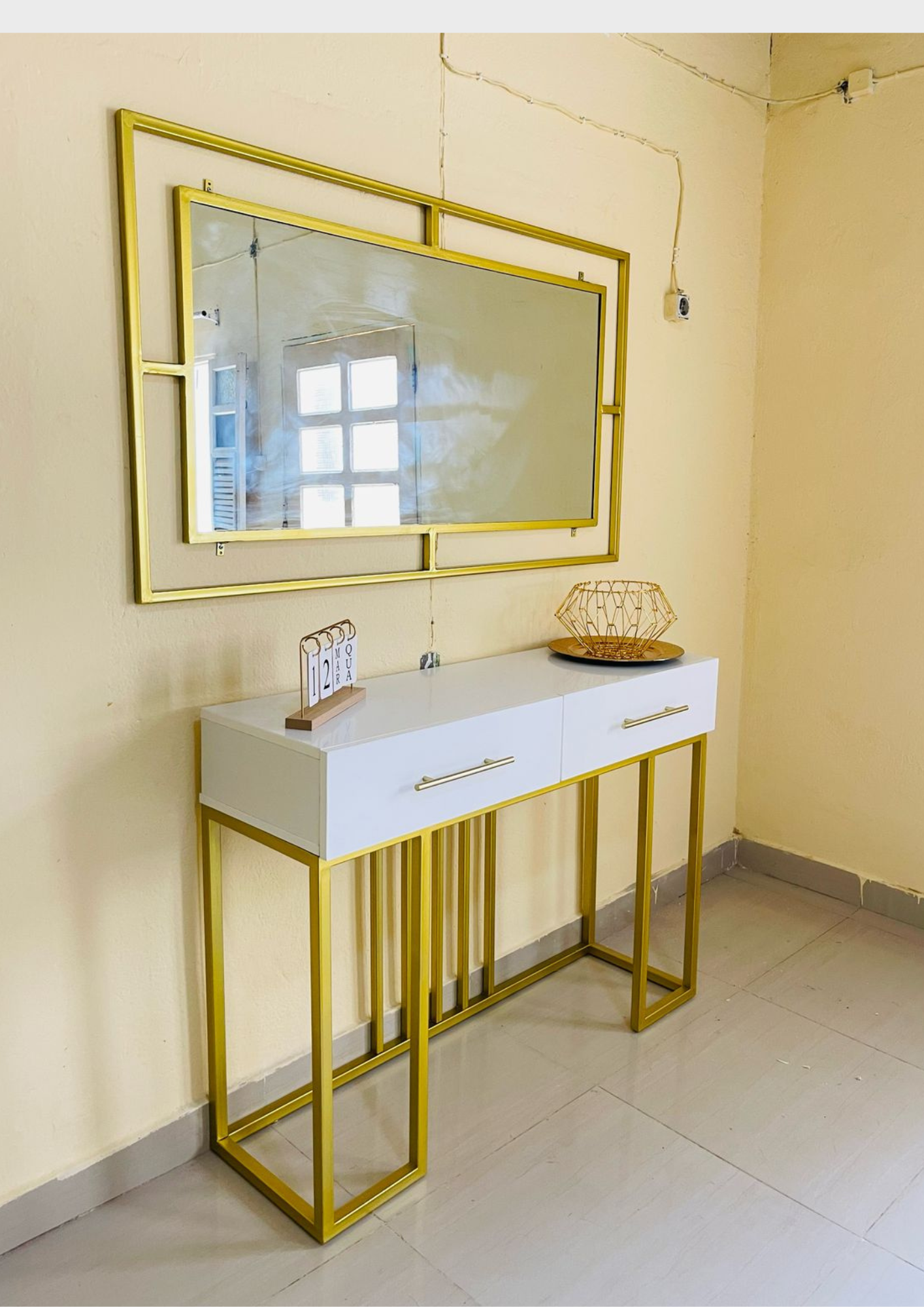 Espelho Dourado com Prateleira – Elegância e Funcionalidade no Seu Espaço!